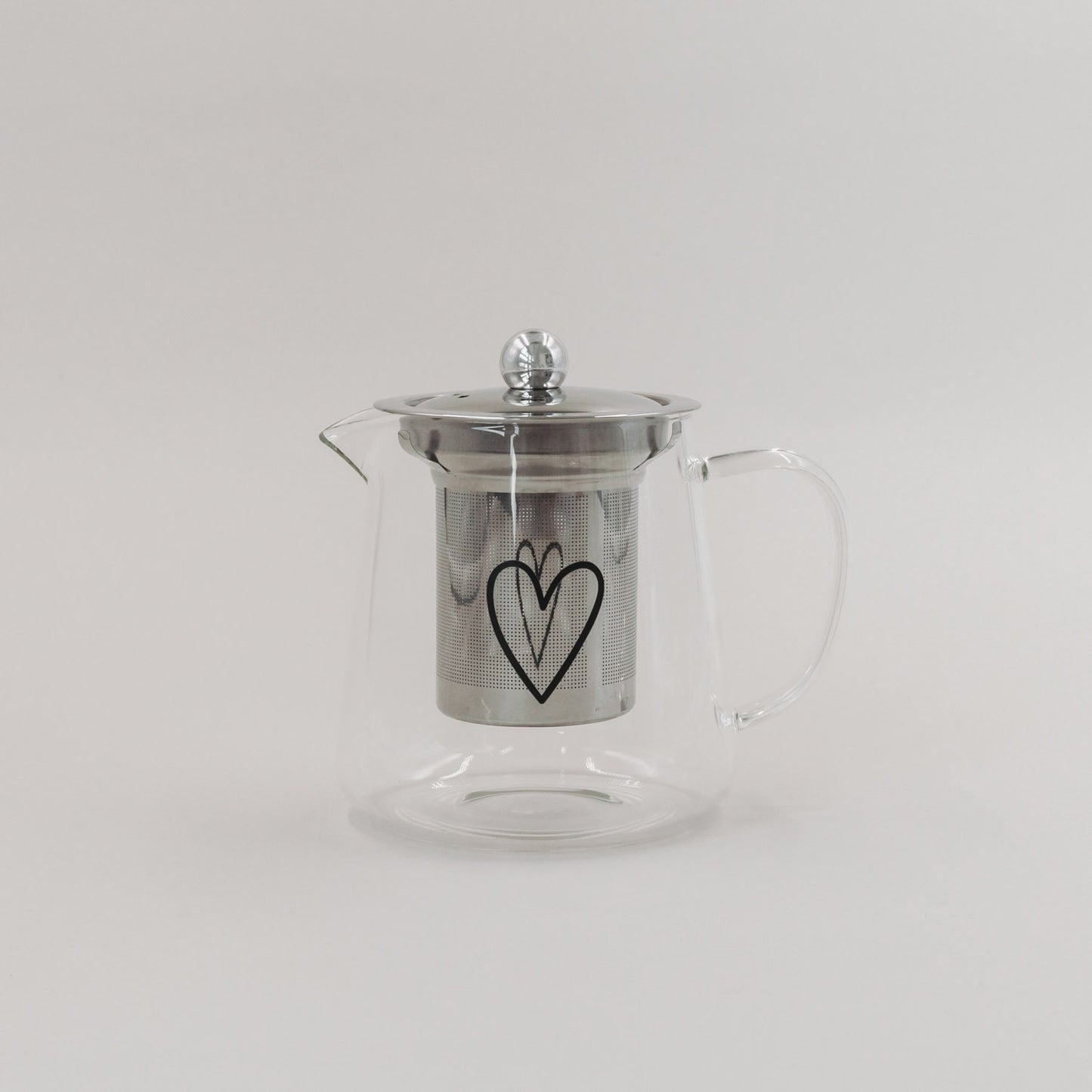 Freisteller der Teekanne Herz mit Edelstahlsieb und schwarzem Herzmotiv auf weißem Hintergrund