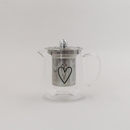 Freisteller der Teekanne Herz mit Edelstahlsieb und schwarzem Herzmotiv auf weißem Hintergrund