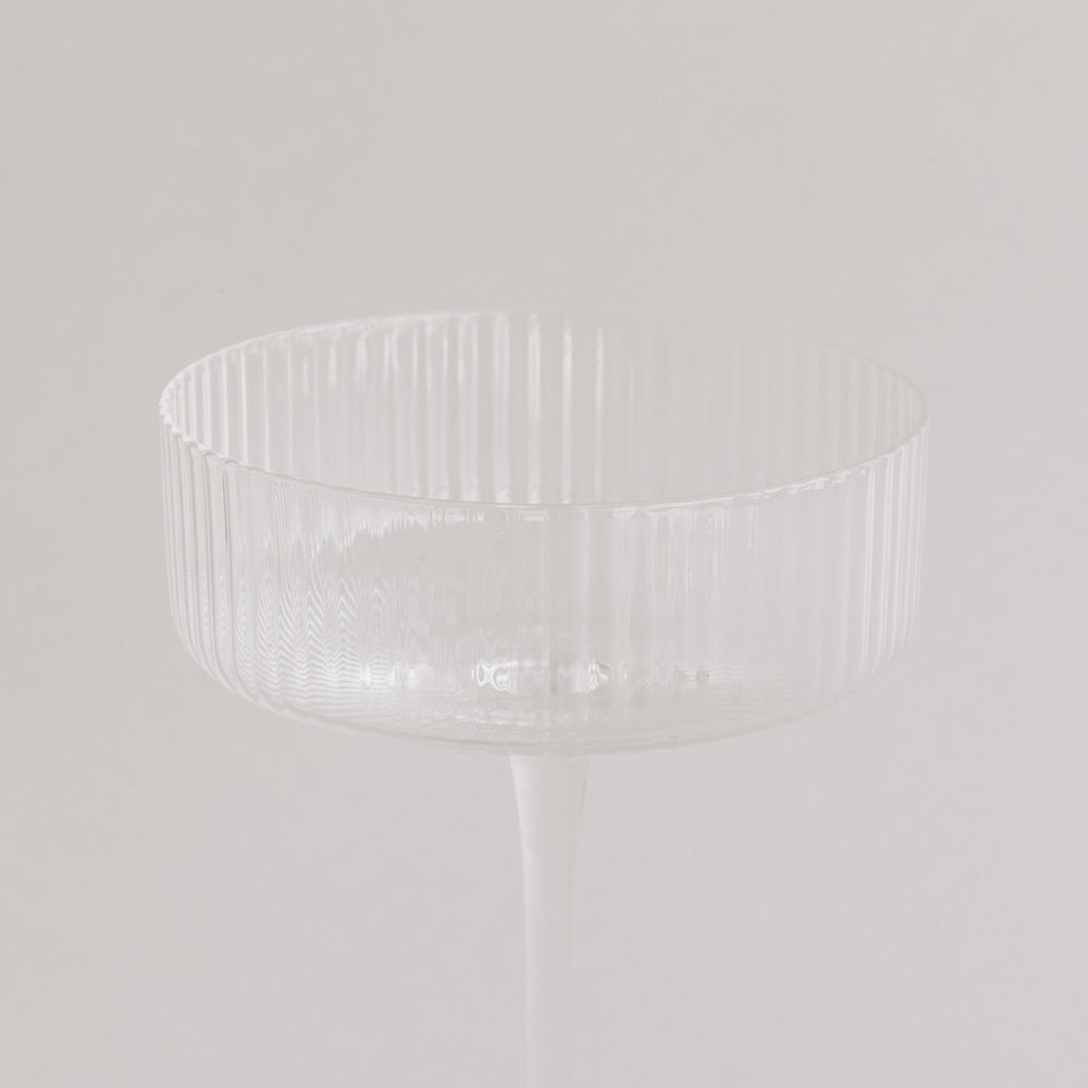 Seitliche Ansicht des leeren Champagnerglases – elegante Linienführung trifft auf modernes Design.