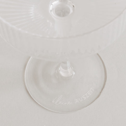 Nahaufnahme der Gravur „kleine Auszeit“ im Glasboden – liebevolles Detail für besondere Momente.