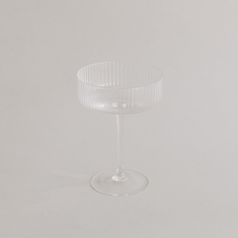 Freigestelltes Champagnerglas auf weißem Hintergrund – moderne Form mit klarer Silhouette.