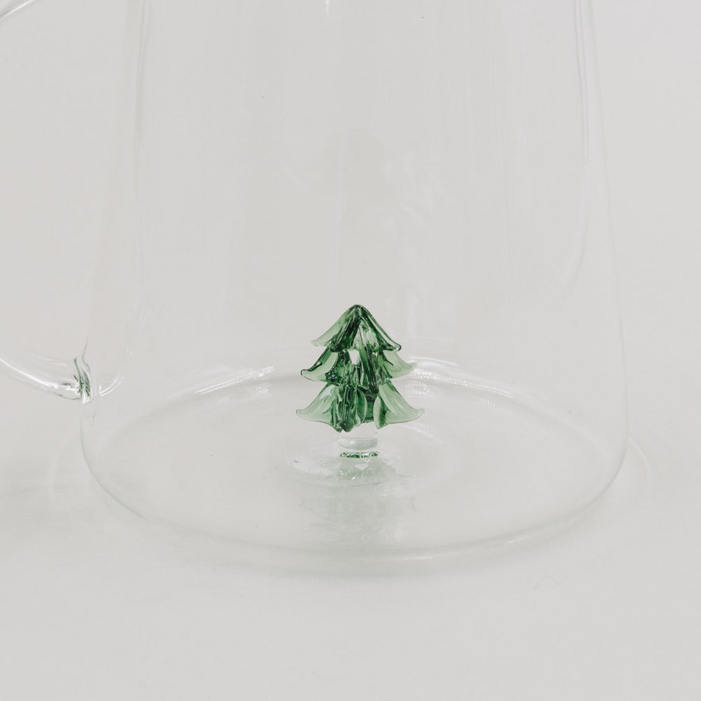 Detailaufnahme der grünen Tannenfigur im Boden der Karaffe – feine Handarbeit in hochwertigem Glas.