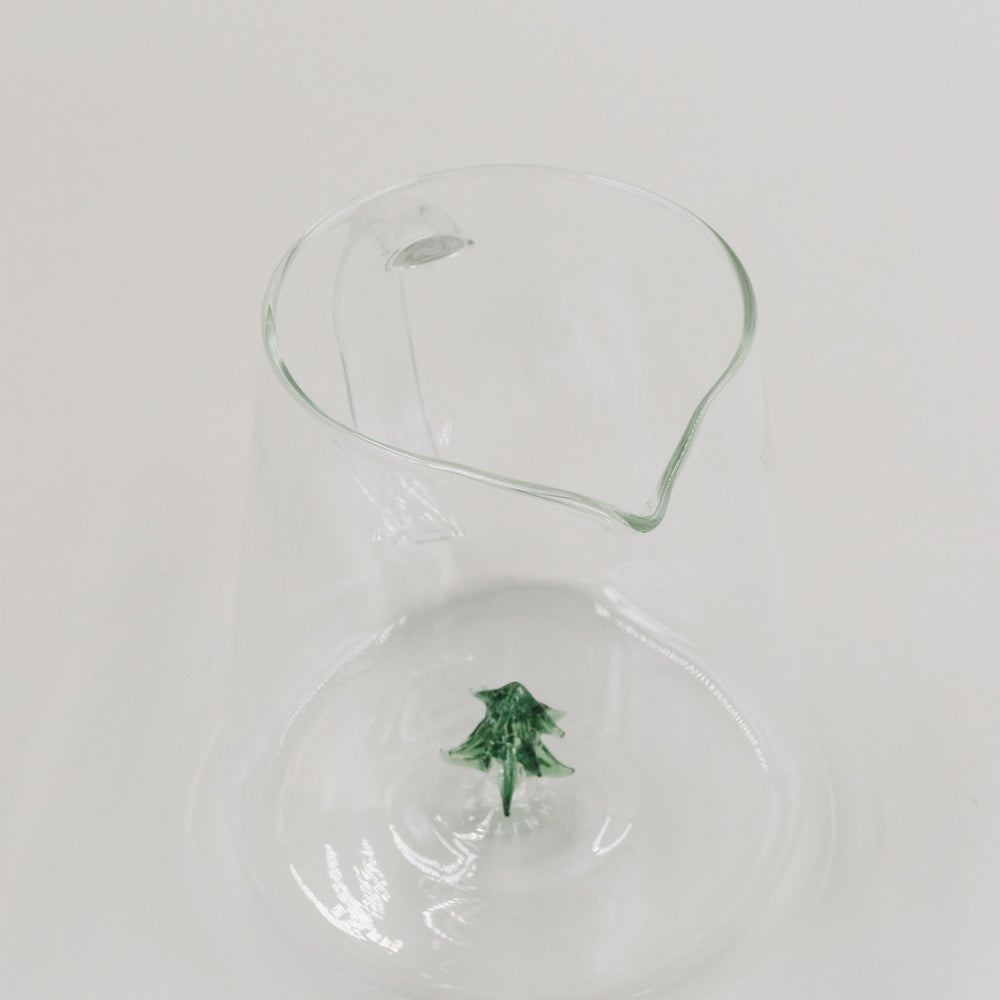 Blick von oben auf die Karaffe mit Ausgießer und 3D-Tanne im Inneren – stilvolles Design trifft Funktionalität.