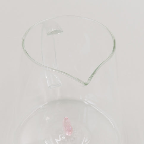 Blick von oben auf die Karaffe mit Ausgießer und zartem rosa Herz am Boden.