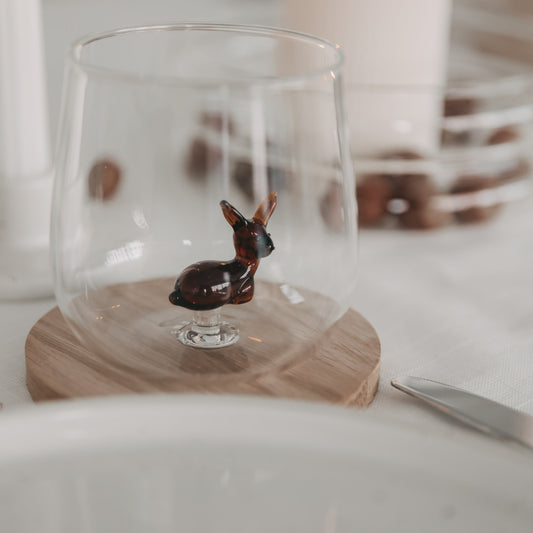 Rehfigur im Trinkglas aus nächster Nähe, braunes Glas mit detaillierten Ohren – handgefertigter Look.