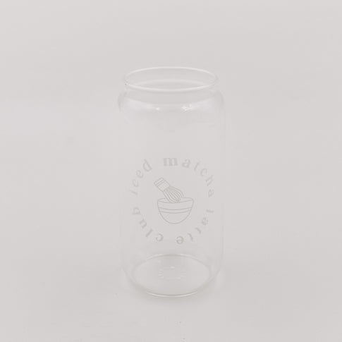 Leeres, transparentes Glas mit minimalistischem Matcha-Print. Das Glas steht vor einem schlichten, hellen Hintergrund.