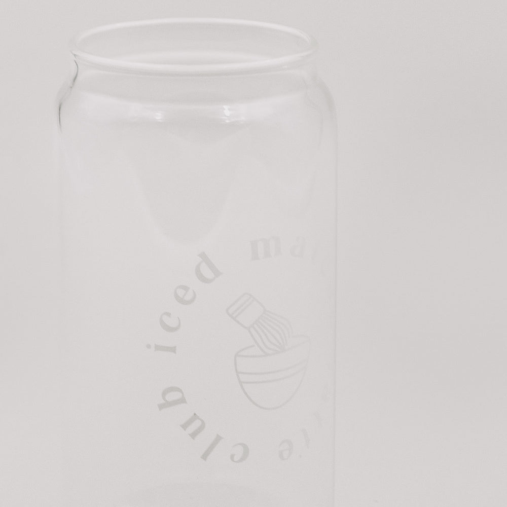 Detailaufnahme eines transparenten Glases mit dezentem Matcha-Print. Das minimalistische Design hebt sich vor einem hellen Hintergrund hervor.