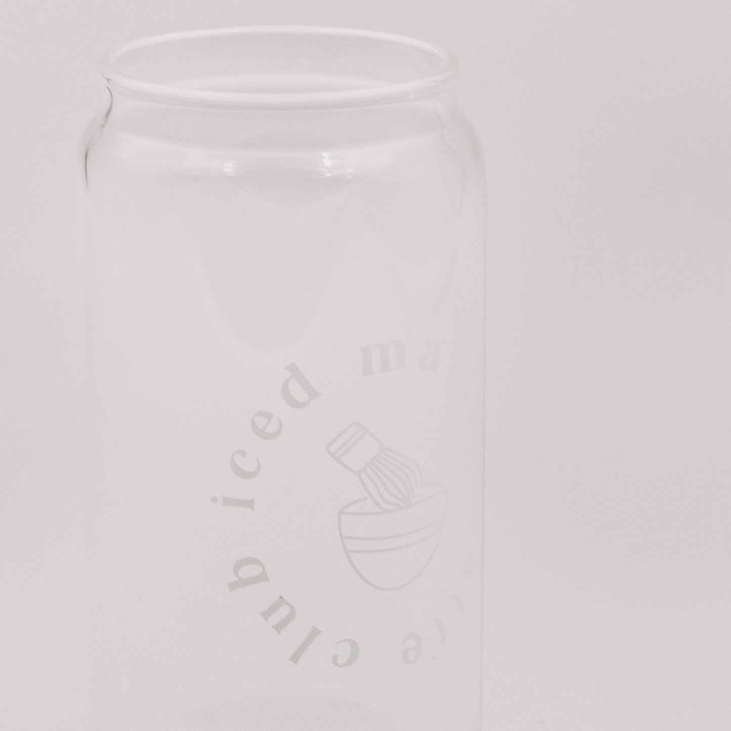 Detailaufnahme eines transparenten Glases mit dezentem Matcha-Print. Das minimalistische Design hebt sich vor einem hellen Hintergrund hervor.