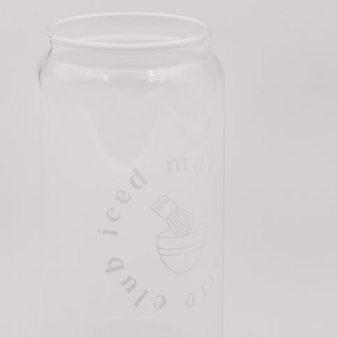 Detailaufnahme eines transparenten Glases mit dezentem Matcha-Print. Das minimalistische Design hebt sich vor einem hellen Hintergrund hervor.