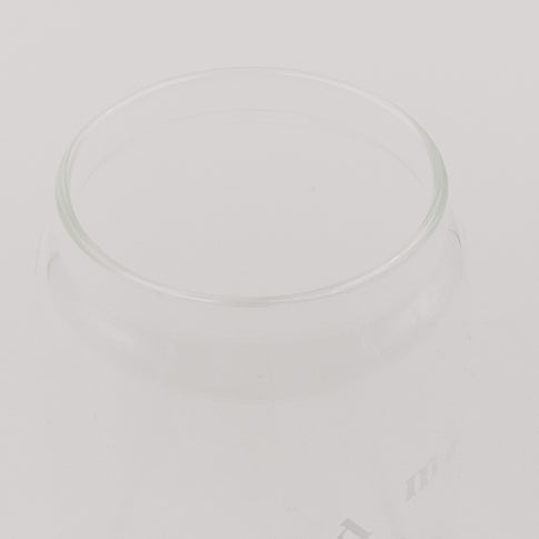 Der Rand von dem minimalistischem Glas in Detailaufnahme. Das minimalistische Design hebt sich vor einem hellen Hintergrund hervor.