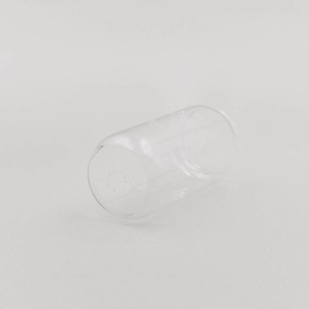 Transparentes Glas mit minimalistischem Matcha-Print liegt seitlich auf hellem Untergrund. Das schlichte Design wirkt modern und dezent.