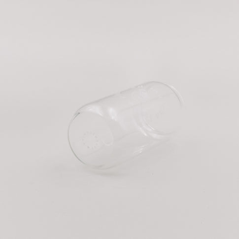 Transparentes Glas mit minimalistischem Matcha-Print liegt seitlich auf hellem Untergrund. Das schlichte Design wirkt modern und dezent.