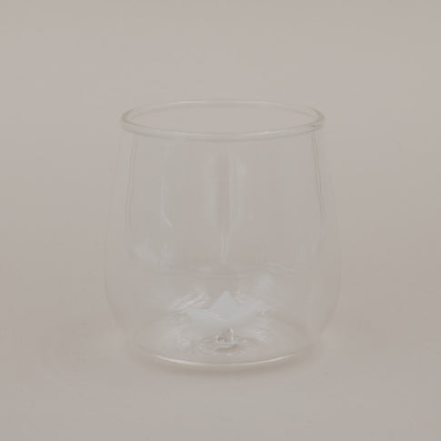 Freigestelltes Trinkglas mit Papierboot Motiv, modernes Glas für Wasser und Getränke
