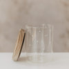 Offenes Glas mit Holzdeckel und weißen Herzmotiven, Detailansicht seitlich