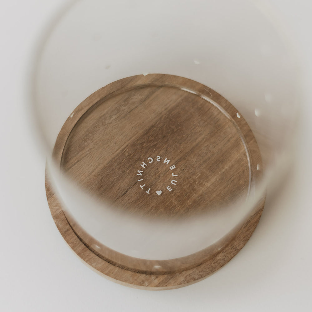Innenansicht Glas mit Holzdeckel und Logo am Boden, hochwertige Verarbeitung