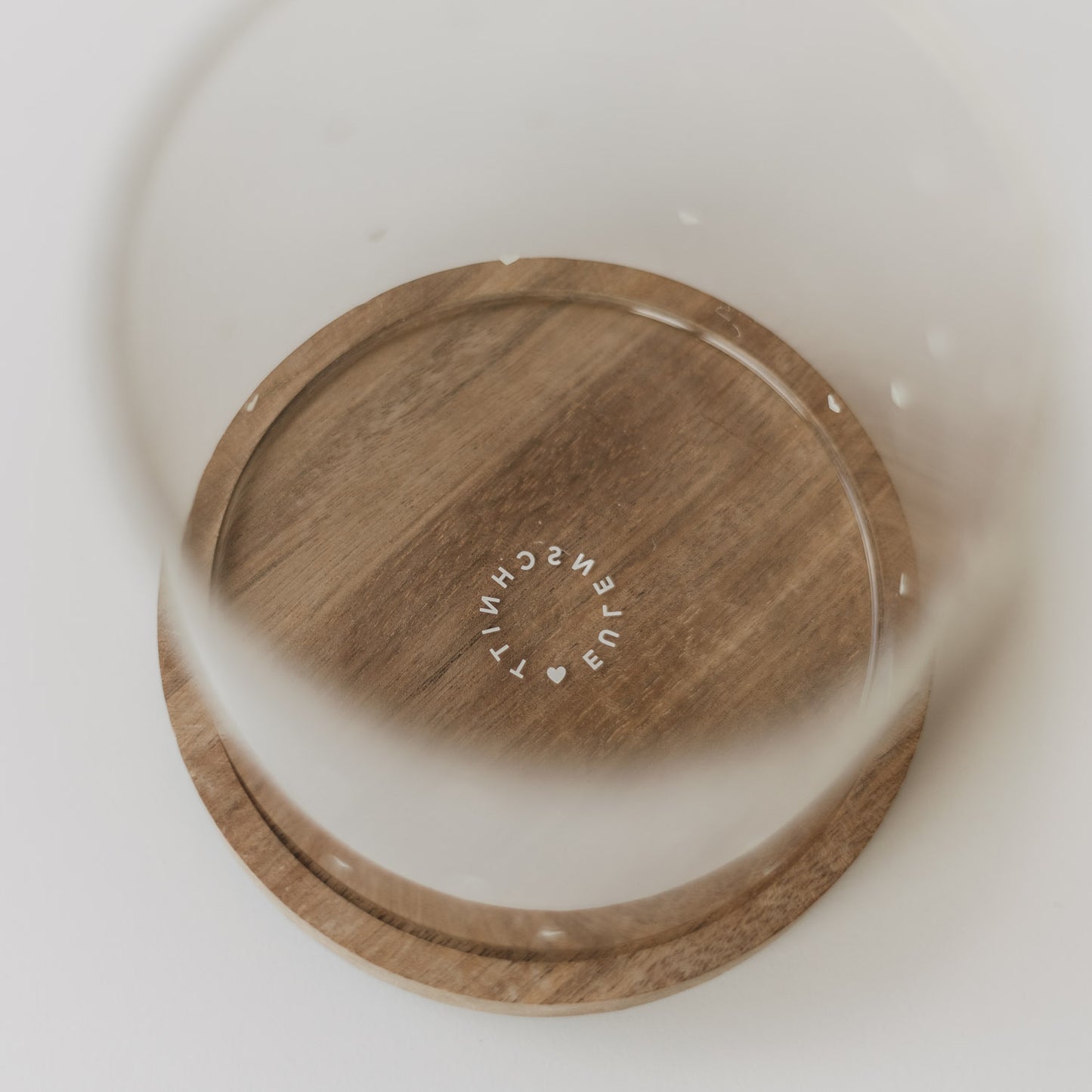 Innenansicht Glas mit Holzdeckel und Logo am Boden, hochwertige Verarbeitung