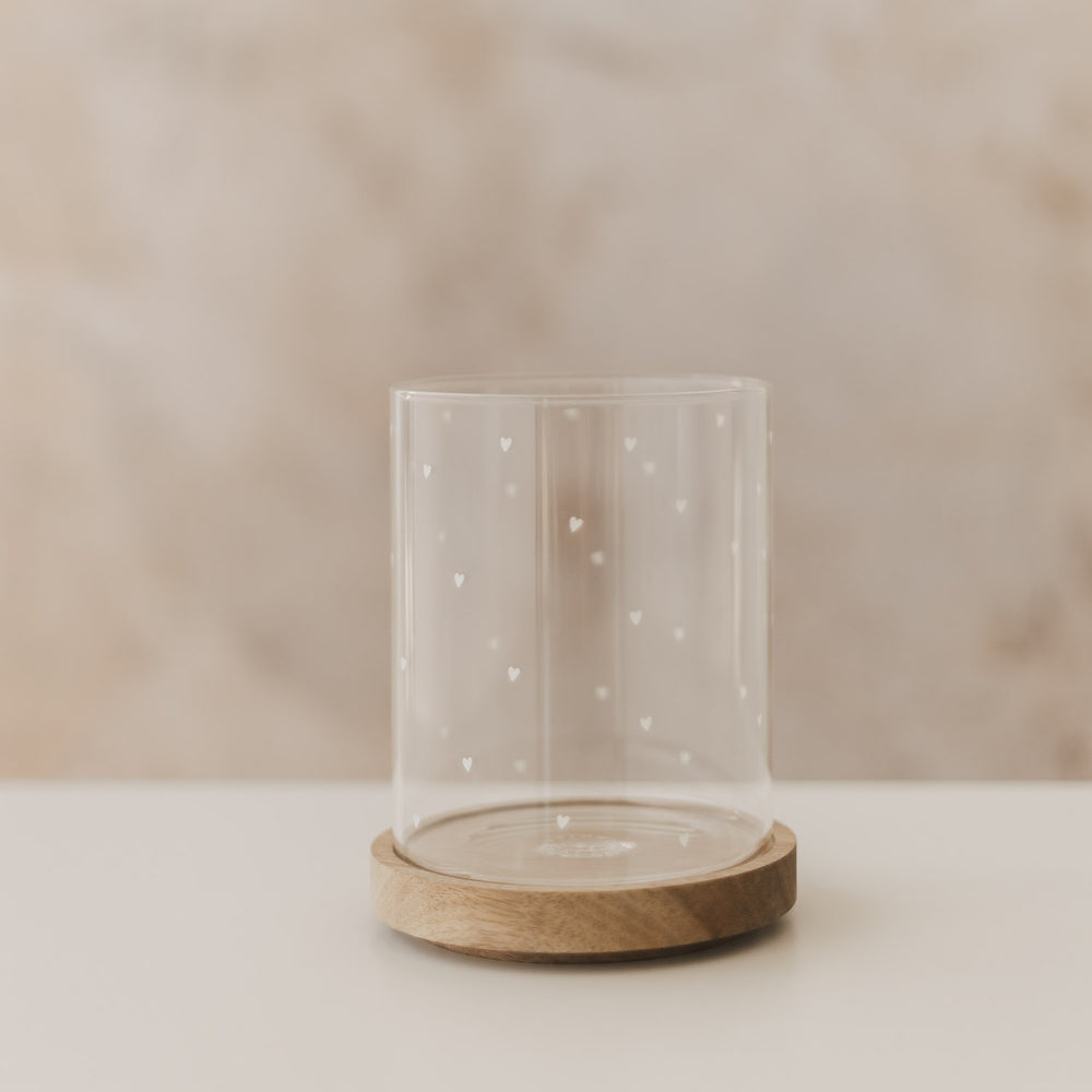 Vorratsglas mit Holzdeckel als Untersetzer, schlichtes Design mit Herzmuster