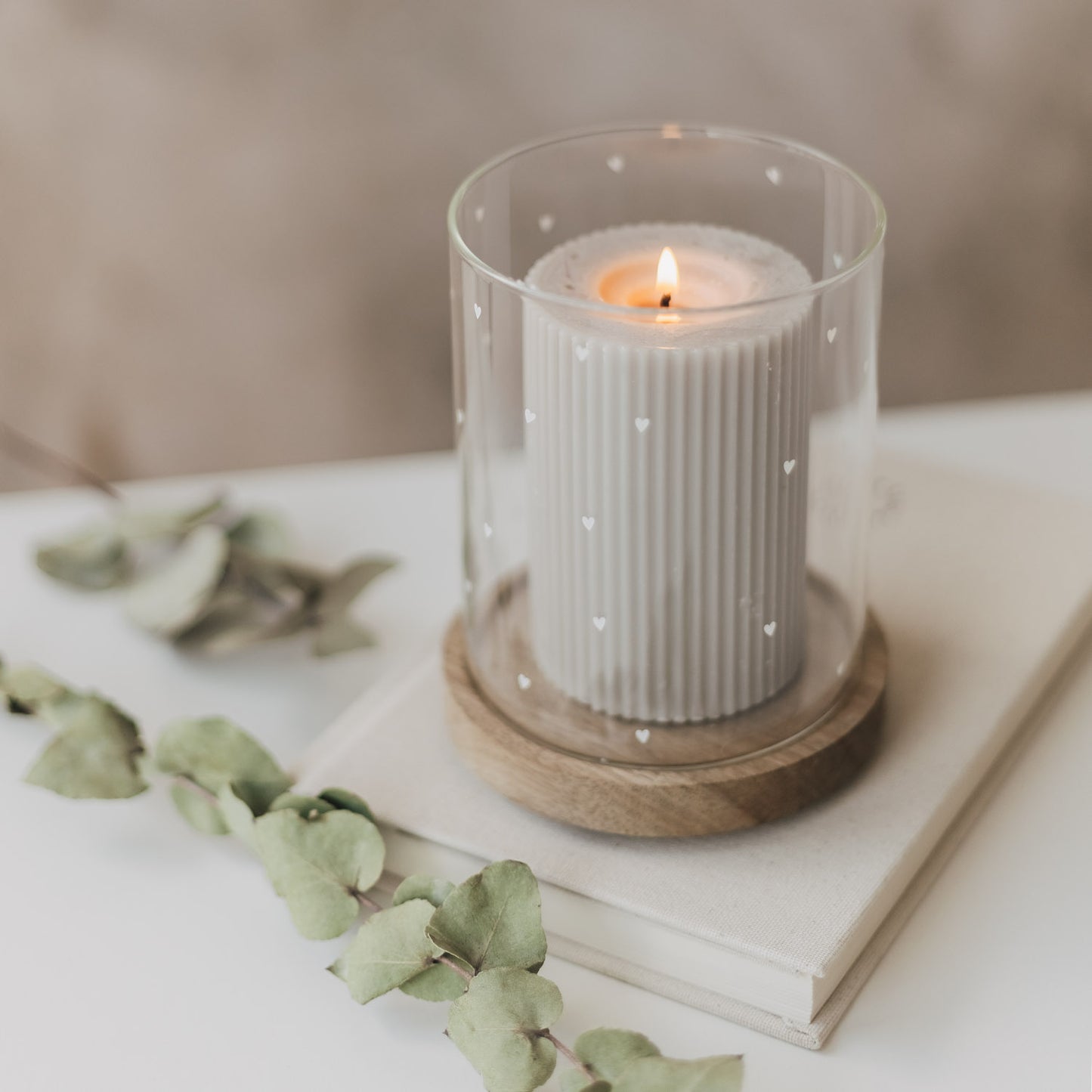 Glas mit Holzdeckel und Kerze im Inneren, dekorative Wohnidee mit Herzmotiv