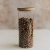 Hohes Vorratsglas aus Glas mit weißen Herzen, Holzdeckel und Schoko-Müsli