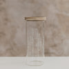 Leeres hohes Vorratsglas mit kleinen weißen Herzen und rundem Holzdeckel