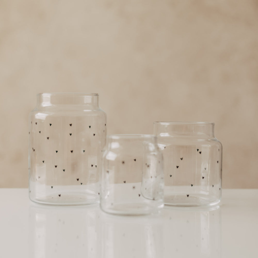 Set aus Glasvasen mit schwarzem Herzmuster in verschiedenen Größen