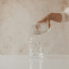 Glasvase mit Herzprint wird mit Wasser befüllt