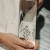 Trinkflasche Blumenwiese 500 ml in der Hand gehalten, leicht und stilvoll