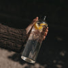 Trinkflasche Herz 750 ml draußen gehalten mit Zitronenstücken im Wasser