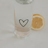 Detail Glas Trinkflasche mit Herzmotiv und Zitrone, modernes minimalistisches Design