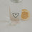 Detail Glas Trinkflasche mit Herzmotiv und Zitrone, modernes minimalistisches Design