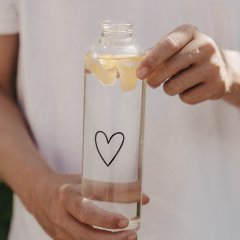 Glas Trinkflasche Herz 750 ml offen, wird mit Zitronenstücken befüllt
