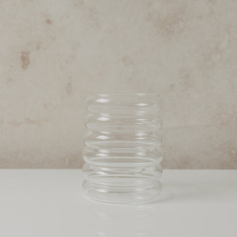 Transparente Bubble Vase aus Glas von Eulenschnitt mit geriffelter Form auf hellem Untergrund.