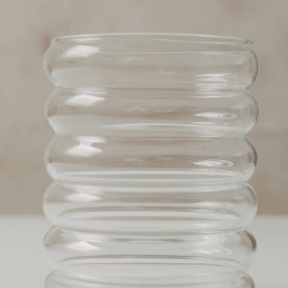 Nahaufnahme der transparenten Bubble Vase mit abgerundeten Glasringen und glänzender Oberfläche.