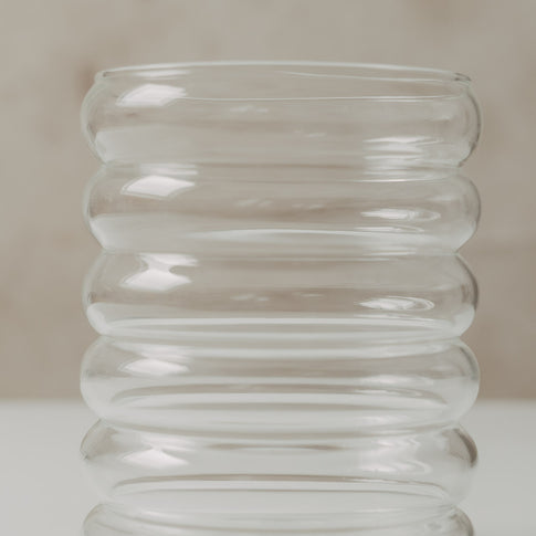 Nahaufnahme der transparenten Bubble Vase mit abgerundeten Glasringen und glänzender Oberfläche.