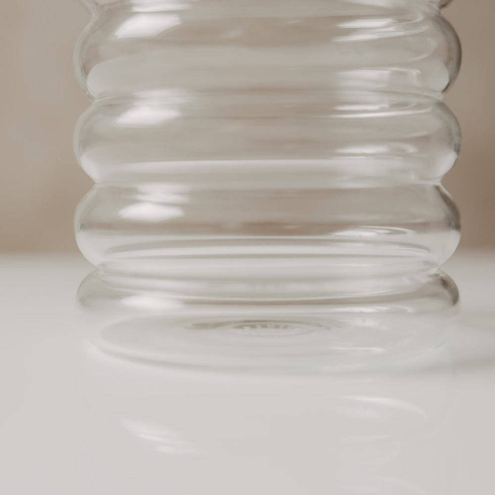 Detailaufnahme des Glasbodens der transparenten Bubble Vase mit charakteristischer Rillenstruktur.