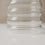 Detailaufnahme des Glasbodens der transparenten Bubble Vase mit charakteristischer Rillenstruktur.