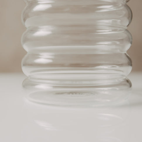 Detailaufnahme des Glasbodens der transparenten Bubble Vase mit charakteristischer Rillenstruktur.