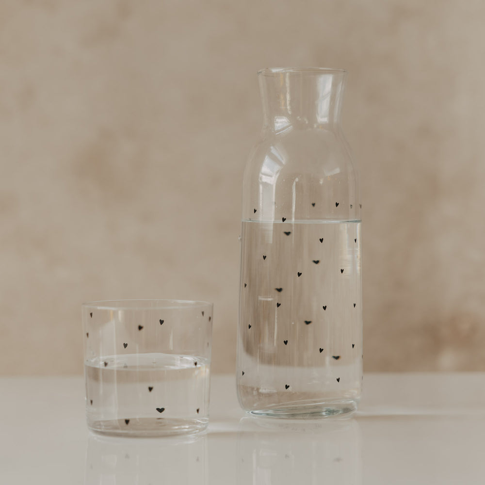 glas.jpg
Glaskaraffe und Trinkglas mit kleinen schwarzen Herzen, gefüllt mit Wasser