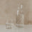 glas.jpg
Glaskaraffe und Trinkglas mit kleinen schwarzen Herzen, gefüllt mit Wasser