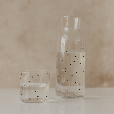 glas.jpg
Glaskaraffe und Trinkglas mit kleinen schwarzen Herzen, gefüllt mit Wasser