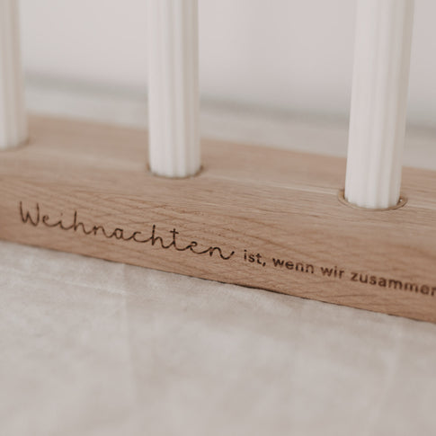 Gravur Weihnachten ist, wenn wir zusammen sind auf natürlichem Eichenholz-Kerzenhalter
