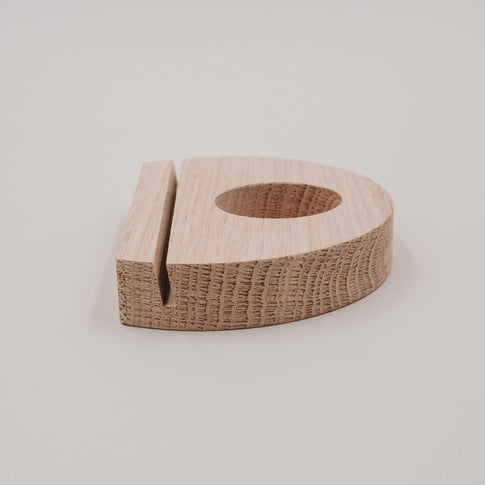 Seitenansicht des halbmondförmigen Holz-Teelicht-Kartenhalters mit Kartenrille und runder Teelicht-Aussparung.