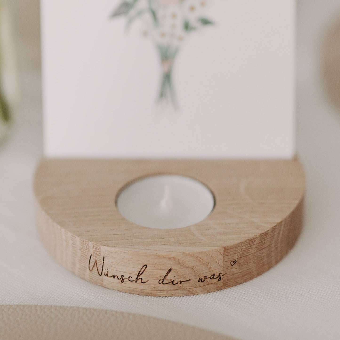 Holz-Teelicht-Kartenhalter mit Gravur „Wünsch dir was“ und eingesetzter Karte mit Blumenmotiv.