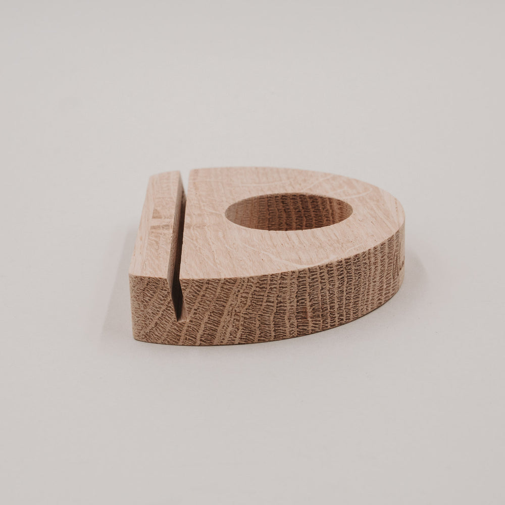 Seitenansicht des Holz-Kartenhalters „Wünsch dir was“ mit Schlitz und Teelicht-Aussparung.