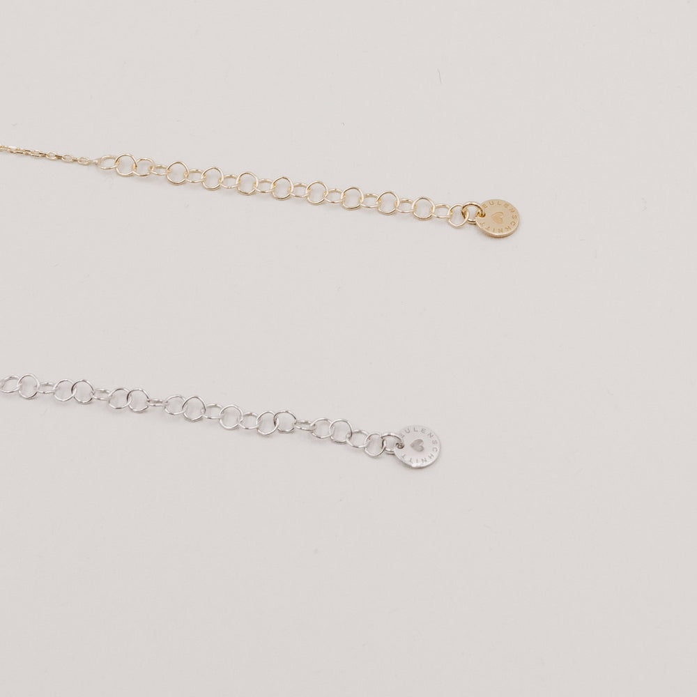 Nahaufnahme des Verlängerungskettchens vom Armband Jackie Gold & Silber.