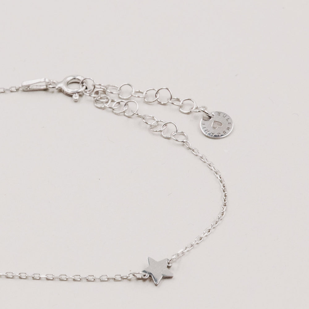 Detailaufnahme des silbernen Verschlusses und der Verlängerungskette des Armbands Jackie Silber.