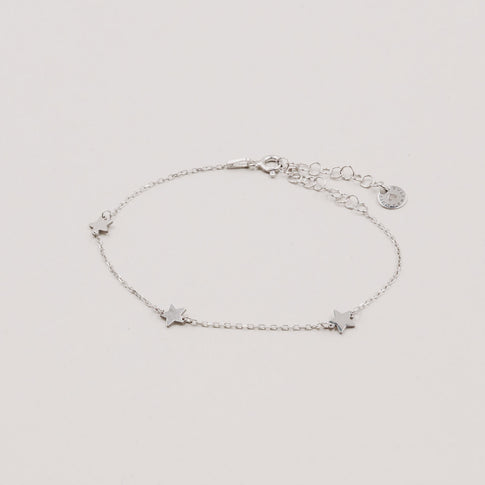 Produktansicht des Armbands Jackie Silber mit drei Sternen aus Edelstahl auf weißem Untergrund.