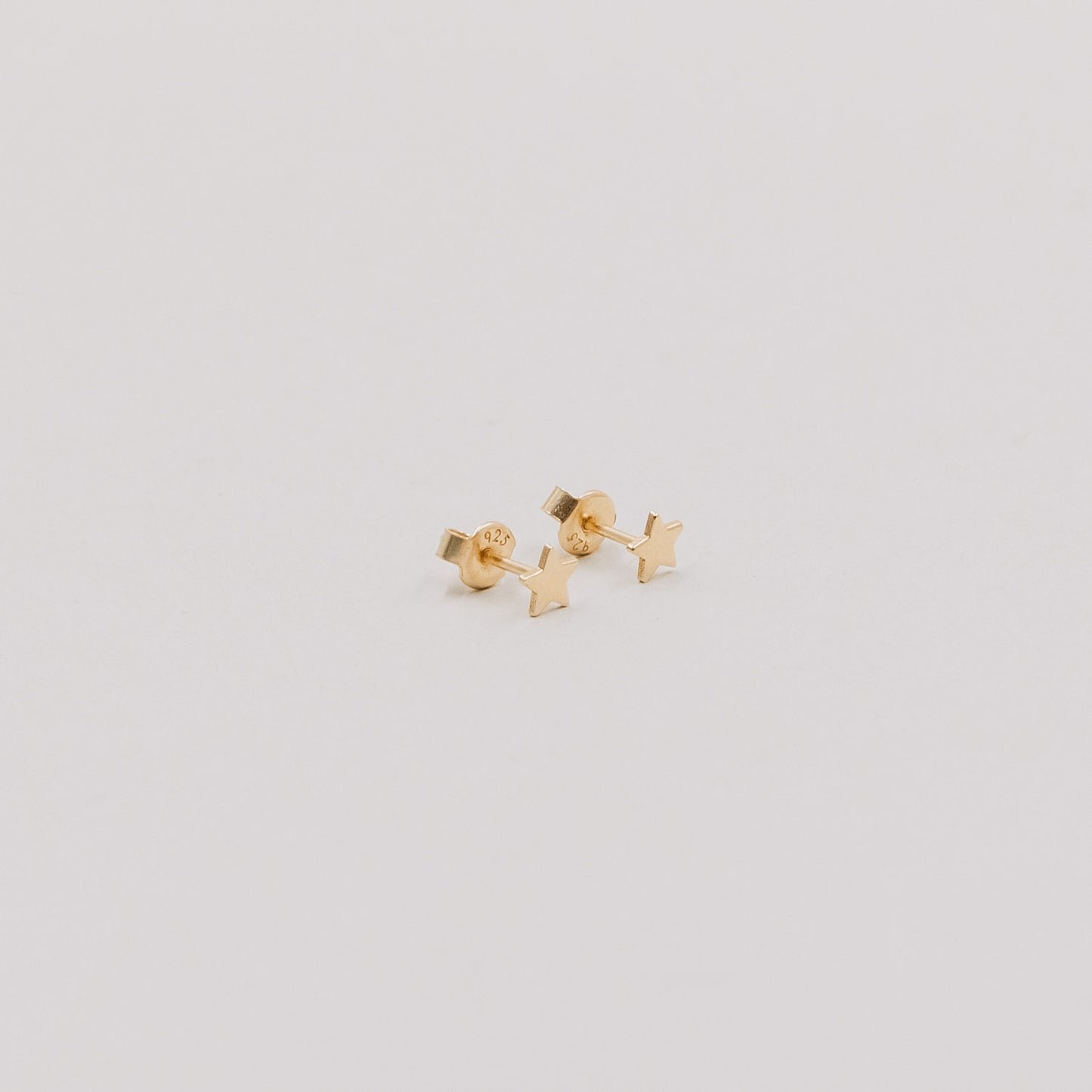 Zwei goldene Stern-Ohrstecker Jackie Gold aus 925er Sterling Silber mit 16k Goldbeschichtung, detailreiche Produktaufnahme.