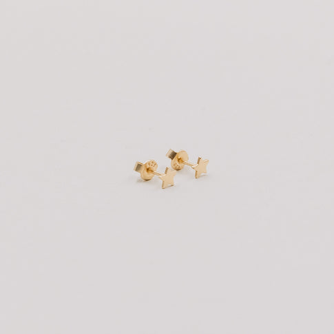 Zwei goldene Stern-Ohrstecker Jackie Gold aus 925er Sterling Silber mit 16k Goldbeschichtung, detailreiche Produktaufnahme.