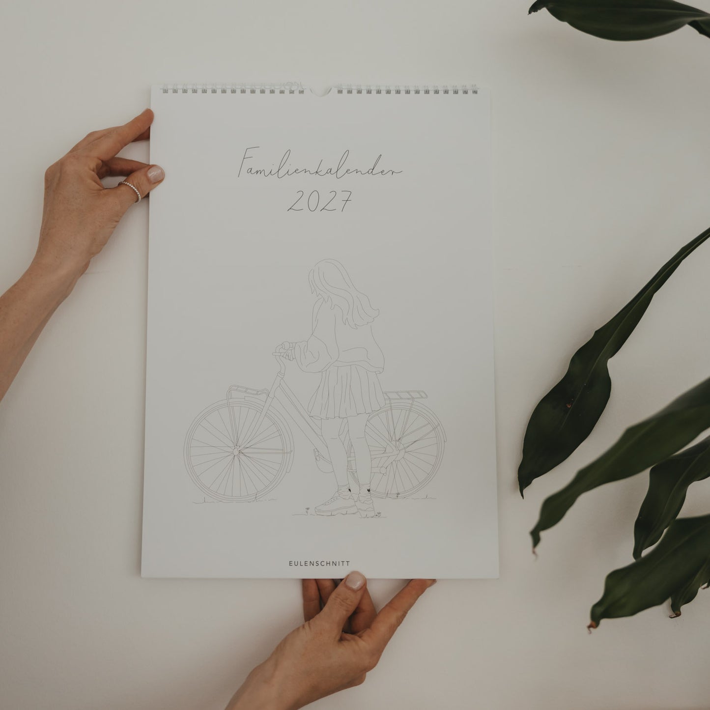 Familienkalender 2027 mit minimalistischer Illustration auf weißem Hintergrund
